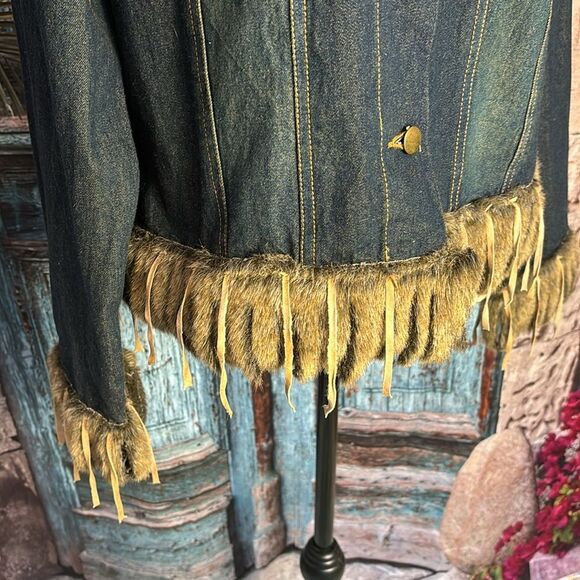 Moka denim jacket NWT, size medium, faux fur and sueded fringe trim - Picture 3 of 16